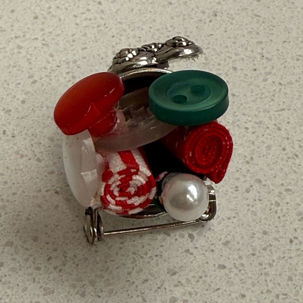 Sewing Themed Brooch Pin Thimble Buttons Fabric Notions Silver Tone Heart - Picture 5 of 8
